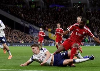 لم أرغب في إيذائه فان دي فين يعلق على تدخله مع إيزاك في مواجهة ليفربول