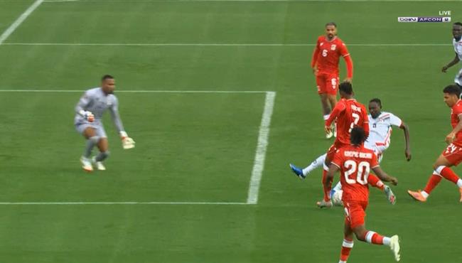 لاعب غينيا الاستوائية يهدر انفراد امام السودان بكأس أمم أفريقيا