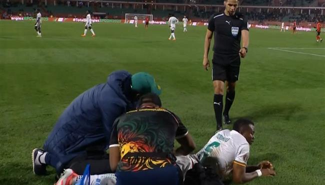 اصابة نوهو تولو لاعب الكاميرون وخروج امام موزمبيق في كأس امم افريقيا
