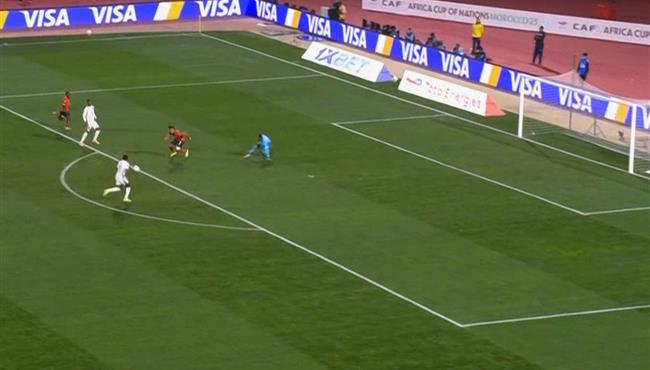 بطريقة غريبة لاعب الكاميرون يهدر فرصه لا تصدق امام موزمبيق بكأس امم افريقيا