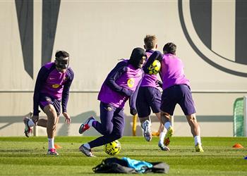 هانز فليك يستقبل أنباء سارة في تدريبات برشلونة قبل مباراة ريال بيتيس