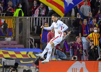 فيديو كناوف يسجل هدف فرانكفورت الأول أمام برشلونة