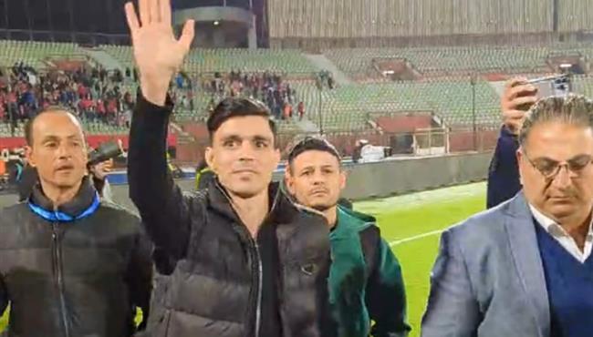 بن شرقي يحيي جماهير الأهلي بعد انتهاء مباراة مودرن سبورت