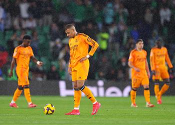 فيديو ريال مدريد يفرط في صدارة الدوري الإسباني بخسارة قاسية أمام ريال بيتيس