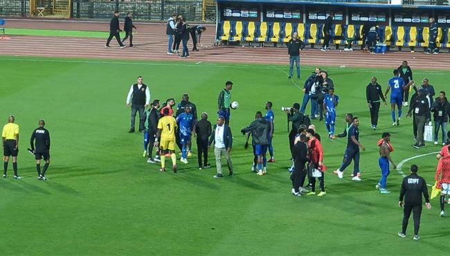 لاعبو سيراليون يلتقطون الصور التذكارية مع محمد صلاح ويطالبون بالحصول علي قميصه