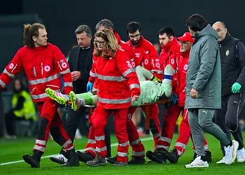 فيديو فقد الوعي حارس ميلان يتعرض لإصابة خطيرة في الرأس أمام أودينيزي