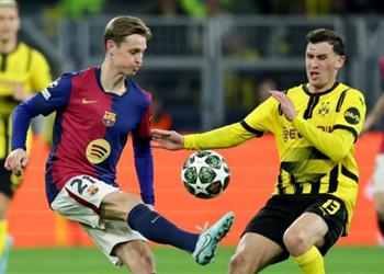 دي يونج يوجه انتقادات قوية رغم تأهل برشلونة إلى نصف نهائي دوري أبطال أوروبا