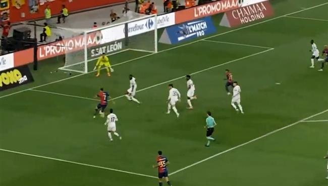 تشواميني ينقذ اول فرصة خطيرة لبرشلونة علي مرمي ريال مدريد في نهائي كاس ملك اسبانيا