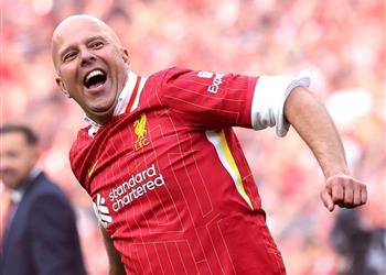 أرني سلوت يحقق رقمين تاريخيين بعد تتويج ليفربول بالدوري الإنجليزي