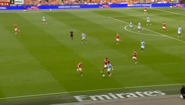 عمر مرموش يتلاعب بمدافعي نوتينجهام فورست في نصف نهائي كاس الاتحاد الانجليزي