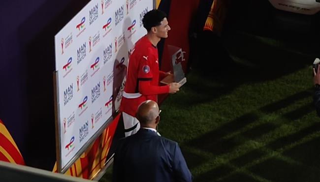 لحظة تتويج محمد عبد الله بجائزة افضل لاعب في مباراة مصر وجنوب افريقيا بكأس أمم افريقيا تحت 20 سنة