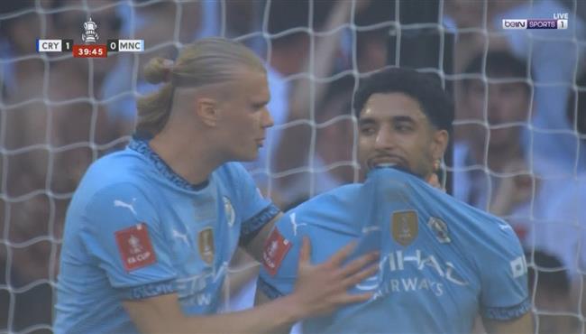 عمر مرموش يهدر ركلة جزاء امام كريستال بالاس في نهائي كأس الاتحاد الانجليزي