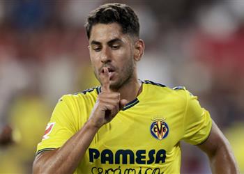 فيديو آيوزي بيريز يسجل هدف فياريال الأول أمام برشلونة