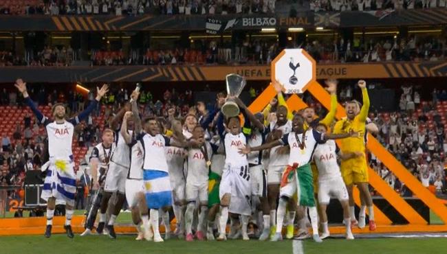 مراسم تتويج توتنهام بطلا لـ الدوري الاوروبي