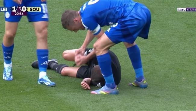 لقطة طريفة من جيمي فاردي في مباراة ليستر سيتي وساوثهامبتون بعد سقوط الحكم