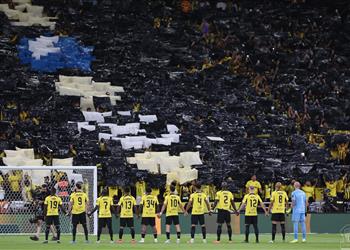 ثنائية محلية تاريخية بنزيما يقود الاتحاد للفوز على القادسية والتتويج بكأس خادم الحرمين