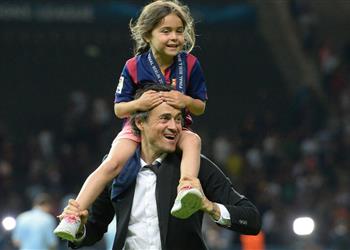 فيديو تخليد ا لطفلته الراحلة لفتة مؤثرة من جماهير باريس سان جيرمان لـ إنريكي