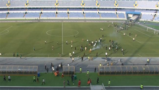 لحظة اقتحام جماهير اهلي طرابلس الملعب ومحاولة الاعتداء علي كهربا ولاعبي الاتحاد الليبي