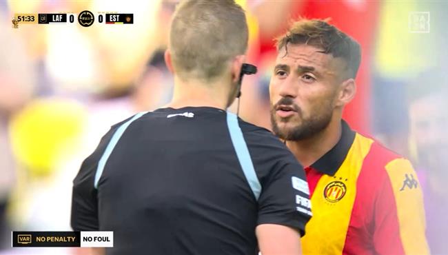 الحكم يحتسب ركلة جزاء ليوسف البلايلي ثم يلغيها بعد العوده للفار