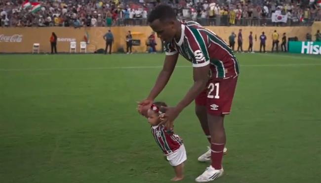 لقطة رائعة لاعب فلومينينسي يحتفل مع ابنته بعد الفوز علي أولسان هيونداي بكاس العالم للاندية