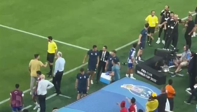 مشادة بين الجهازين الفنيين لـ الأهلي وبورتو في كأس العالم للأندية