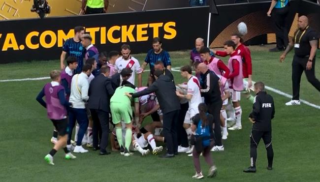 ماركوس أكونيا يحاول الاعتداء علي دومفريس بعد انتهاء مباراة انتر ميلان وريفر بلايت