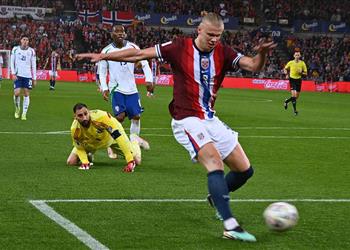 فيديو هالاند يسجل والنرويج تكتسح إيطاليا بثلاثية في تصفيات كأس العالم 2026