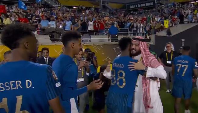 رئيس الهلال فهد بن نافل يهنيء اللاعبين بعد الفوز التاريخي علي مانشستر سيتي في كأس العالم للأندية