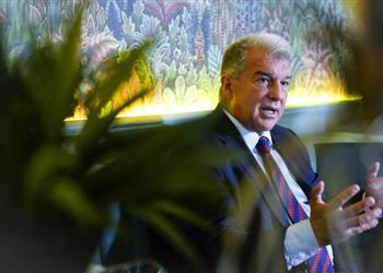 لابورتا يضع الكرة في ملعب ميسي ويختار أفضل لاعب في العالم