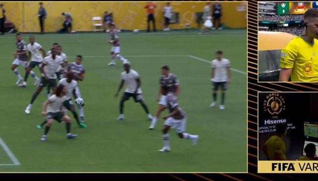 الحكم يحتسب ركلة جزاء لفلومينينسي ثم يلغيها بعد العوده للفار