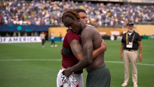 عناق وتحية خاصة من لاعبي تشيلسي لـ تياجو سيلفا بعد نهاية المباراة