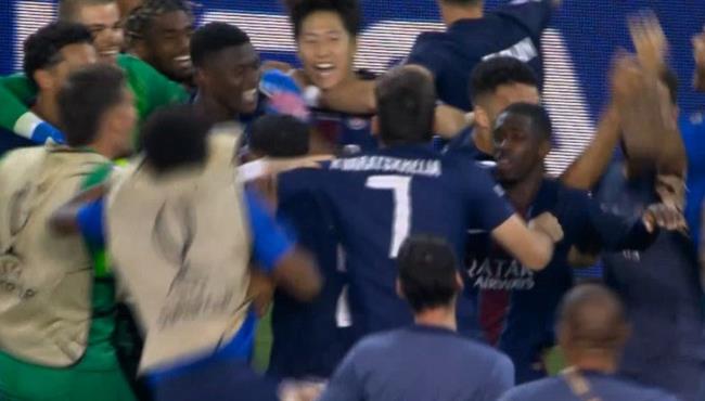 ركلة الجزاء الحاسمه في مباراة باريس سان جيرمان وتوتنهام وفرحه هستيريه من اللاعبين