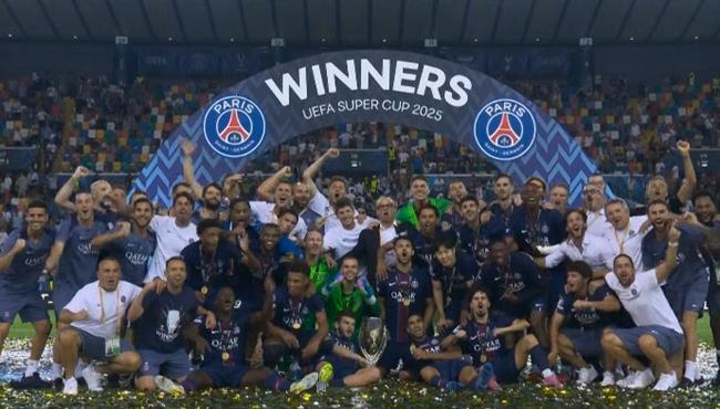 مراسم تتويج باريس سان جيرمان بطلا لـ كأس السوبر الأوروبي