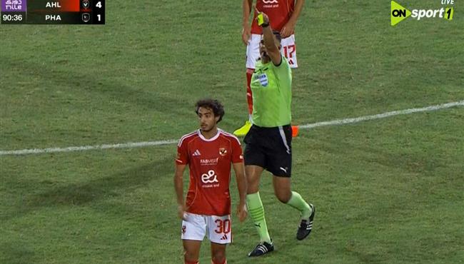 طرد محمد هاني في مباراة الاهلي وفاركو بالدوري المصري
