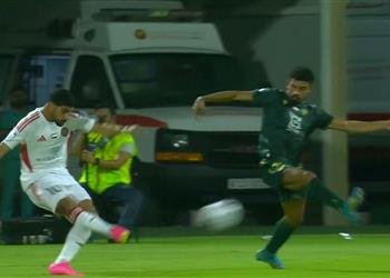 فيديو مساهمة إبراهيم عادل لا تكفي الجزيرة يخسر بثلاثية أمام خورفكان في افتتاح الدوري الإماراتي