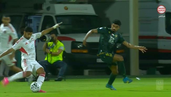 ابراهيم عادل من اول لمسه يتسبب في ركلة جزاء للجزيرة امام خورفكان تسجل هدف
