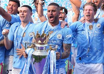 كايل ووكر ألعب كرة القدم مجان ا ورحيلي عن مانشستر سيتي أنانية