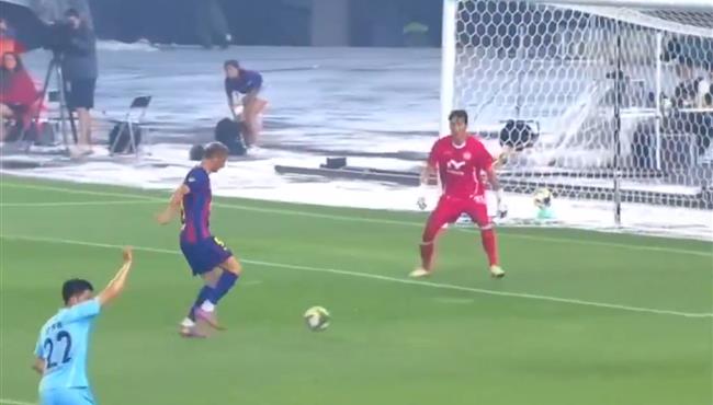 مدافع دايجو يحرم ليفاندوفسكي من تسجيل هدف محقق بعد مراوغة الحارس