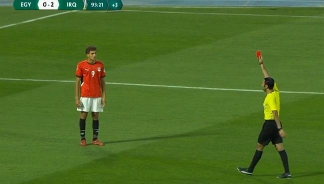طرد حمزة عبد الكريم في اخر ثواني من مباراة مصر والعراق