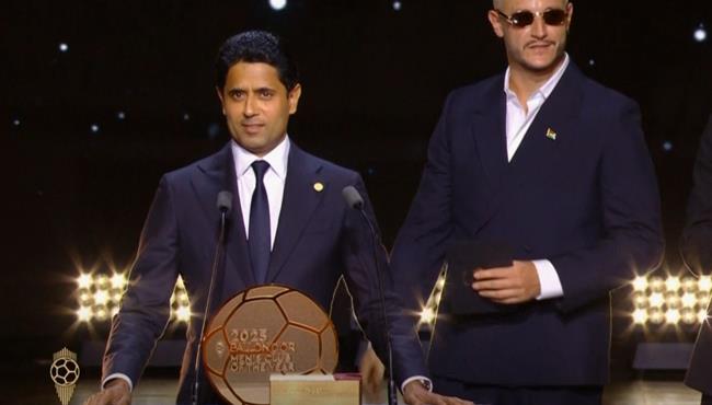 لحظة تتويج باريس سان جيرمان بجائزة أفضل فريق في العالم للرجال وتصريحات ناصر الخليفي