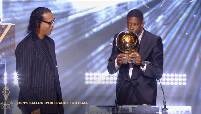 لحظة تتويج عثمان ديمبلي بجائزة الكرة الذهبية 2025