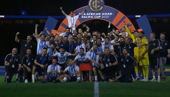 مراسم تتويج بيراميدز بطلا لـ كأس القارات الثلاثة