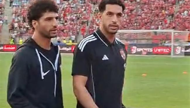 حديث جانبي بين مصطفي شوبير وعمرو ناصر قبل مباراة الاهلي والزمالك