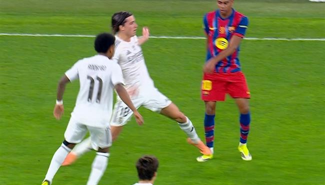 تدخل كاريراس العنيف علي لامين يامال في نهائي كأس السوبر الاسباني