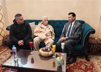 صور وزير الشباب والرياضة يزور حسن شحاتة في منزله