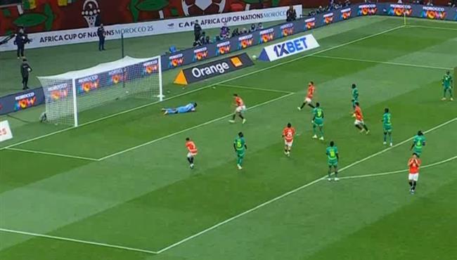 إدوارد ميندي يتصدي لفرصة عمر مرموش في الثواني الاخيرة لمباراة مصر والسنغال