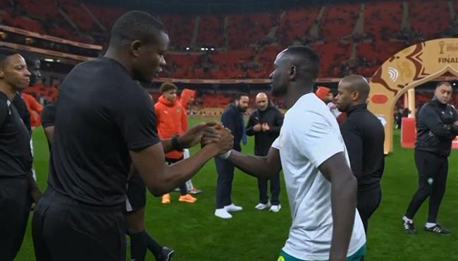 لقطة ساديو ماني مع الحكام بعد نهاية مباراة المغرب والنسغال في نهائي كأس امم افريقيا