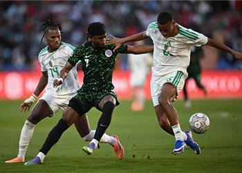 بينهما نجل زيدان إيقاف ثنائي الجزائر وغرامات مالية بسبب أحداث مباراة نيجيريا في أمم إفريقيا