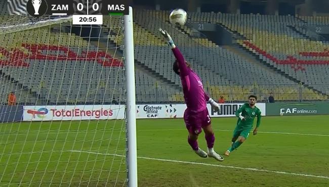 تصدي محمد عواد يحرم المصري من هدف بعد خطأ من ايشو