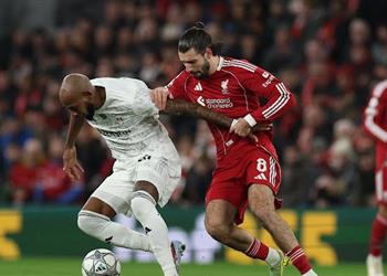 لاعب ليفربول يغادر مباراة قره باج مصاب ا